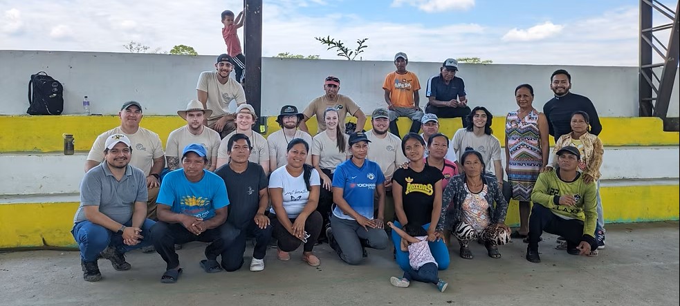 EWB team in Ecuador, all members lined up for a photo