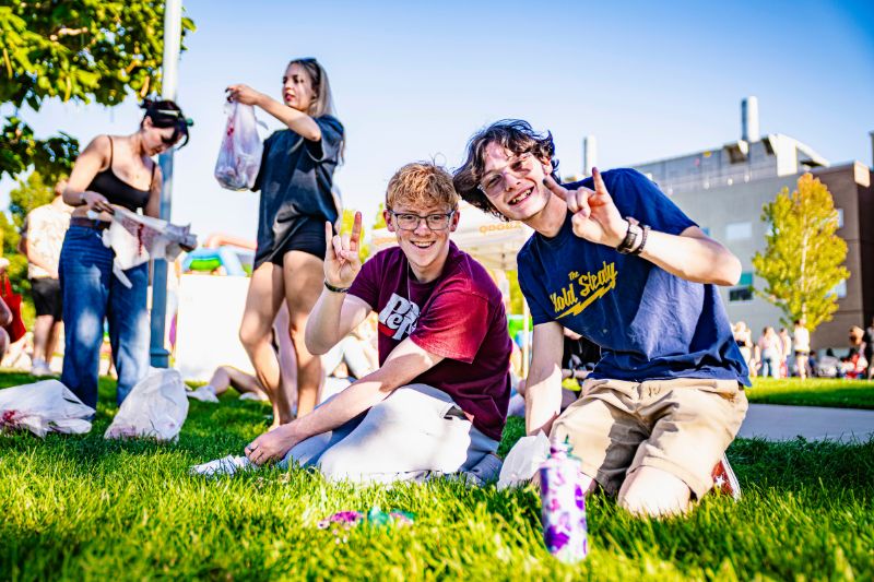 Students tie-dying shirts at New Mavs at Night