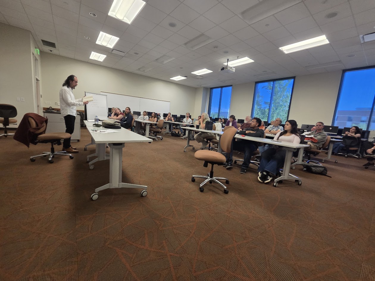 Jesús Sepúlveda reading to CMU students
